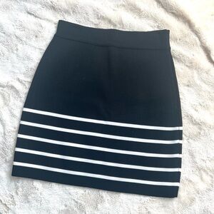 BEBÉ Black and White Mini Skirt Size Large